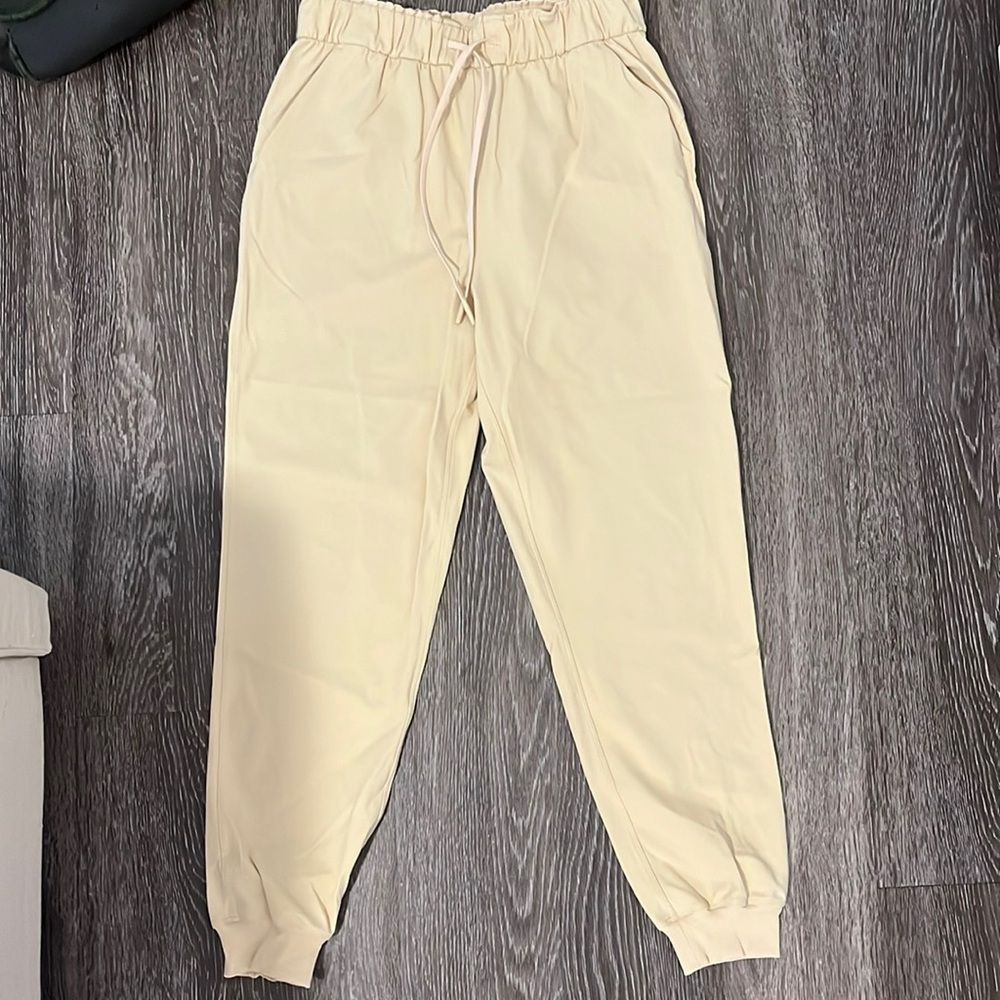 Lululemon High-Rise Jogger. Size 8. Cream